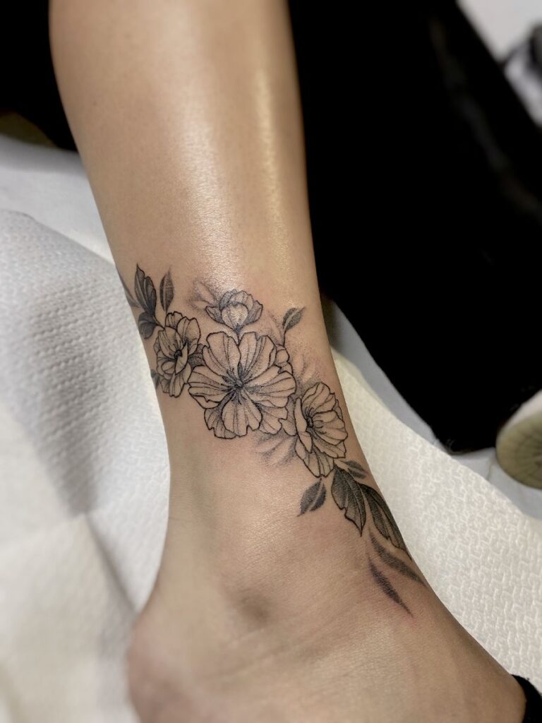 Tatuaggio di fiori di ciliegio (sakura).